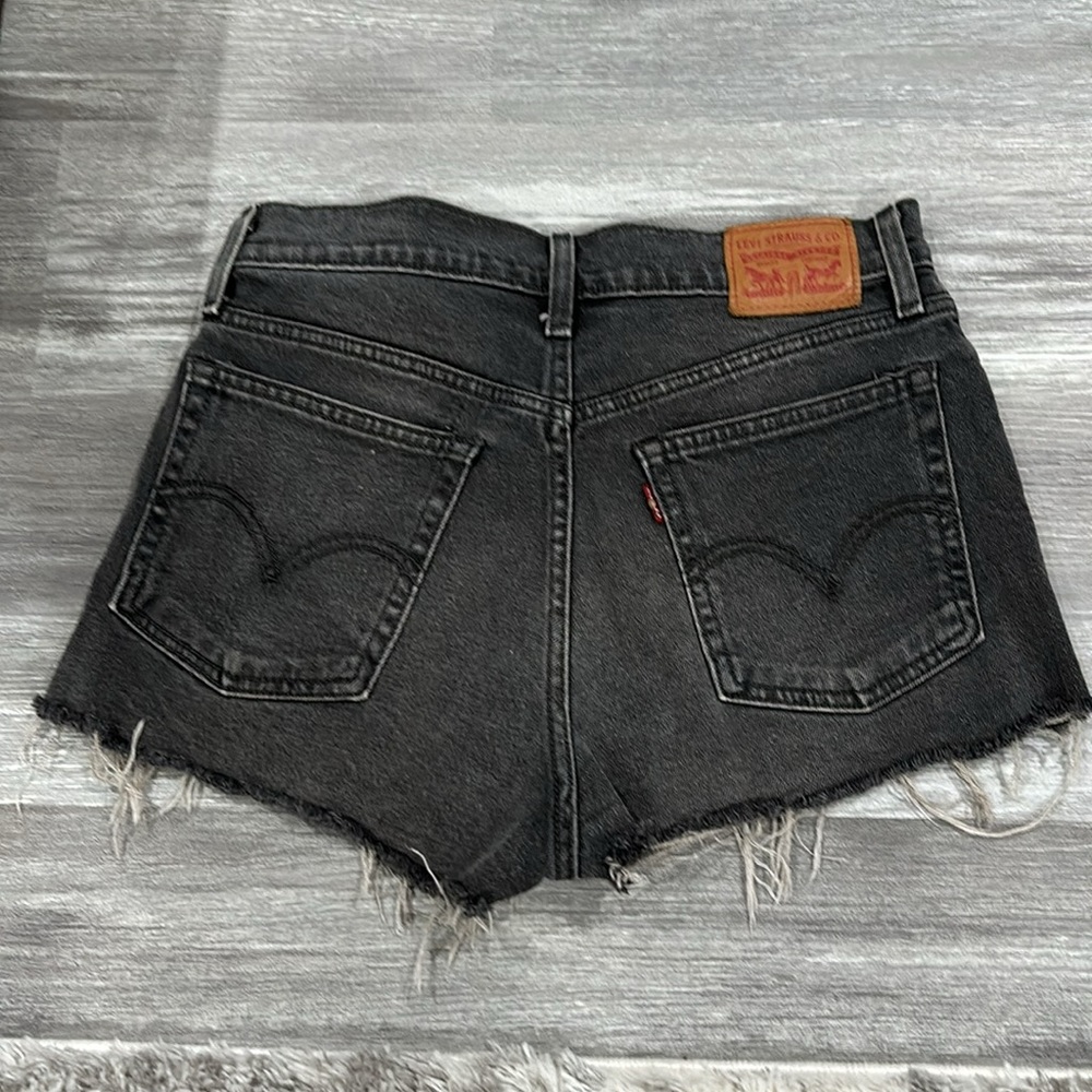 Size 27 Levi shorts! - Picture 2 of 2